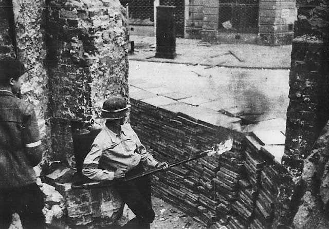 Файл:Warsaw Uprising by Tomaszewski - Pasta - 2.jpg