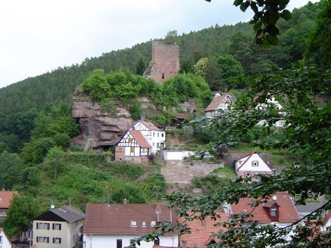 Файл:Elmstein mit burg.jpg