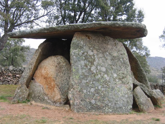 Файл:Dolmen en Valencia.jpg