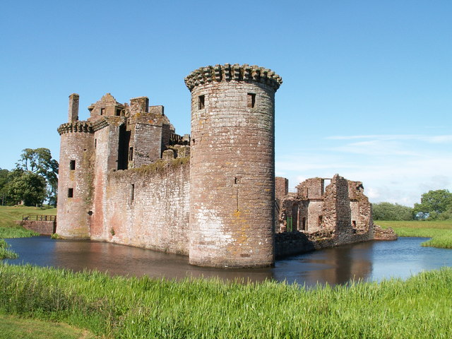 Файл:CaerlaverockCastle01.jpg