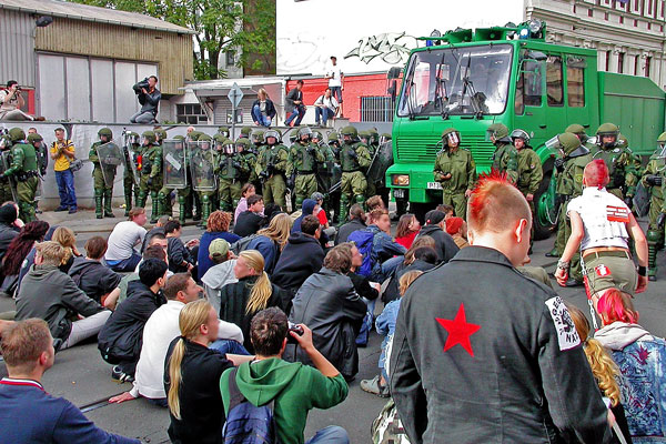 Файл:Blockade leipzig 2004 10 03.jpg