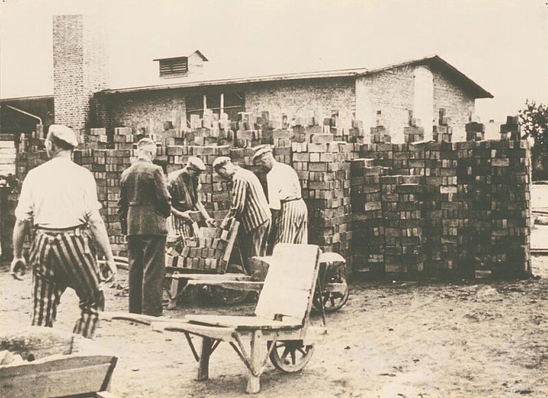 Файл:Concentration camp prisoners working at the old brick factory.jpg