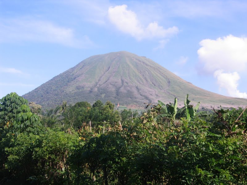 Файл:Gunung Lokon.jpg