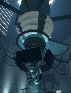 Полный обзор GLaDOS с большим цилиндрическим блоком, четырьмя вращающимися белыми дисками и её «телом» в самом низу. Скриншот из первой части игры.