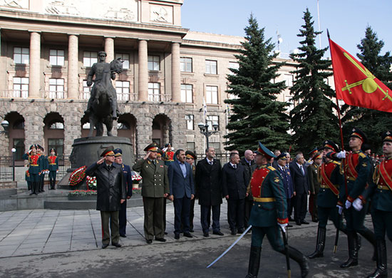 Файл:Central Military District headquarters, Yekaterinburg.jpg