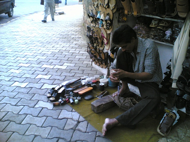 Файл:Shoemaker in india.jpg