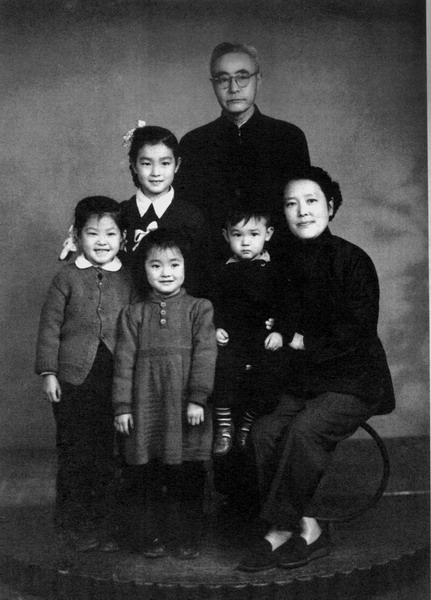 Файл:Gu Jiegang and his family.jpg