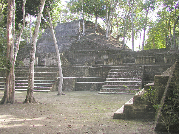 Файл:Cahal Pech Belize - main courtyard 2.jpg