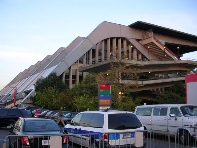 Файл:Ottawa Civic Centre sideview 2004.jpg