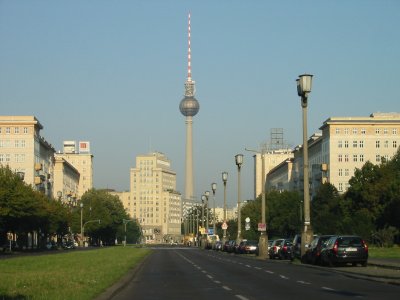 Файл:Karl-Marx-Allee Fernsehturm.jpg