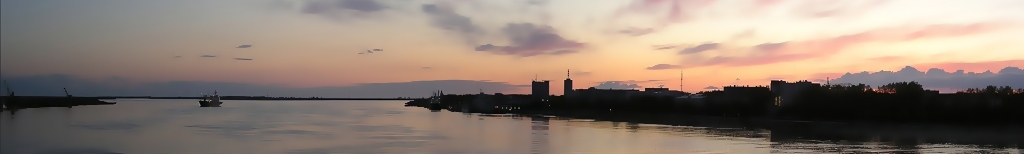 Вид с Северодвинского моста на Северную Двину. Слева левый берег, в центре Северная Двина, два высотных здания в центре: Северное морское пароходство и здание проектных организаций