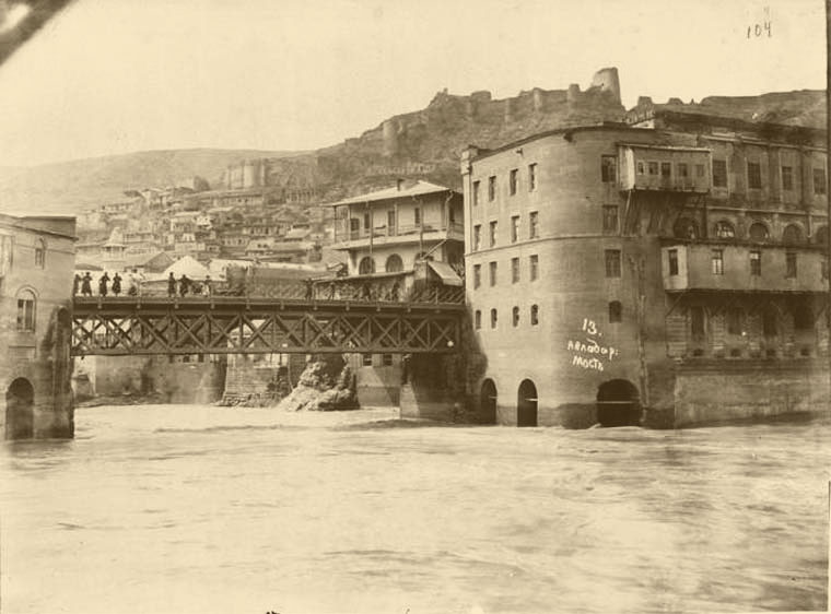 Файл:Avlabar Bridge, Tbilisi Controversial Correction.jpg