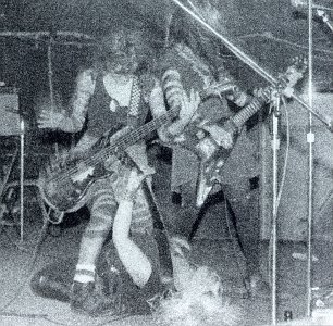 Обложка альбома L7 «L7» (1988)
