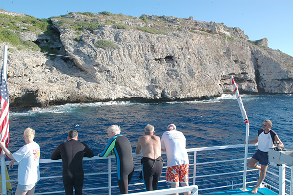 Файл:Monito from dive boat.jpg