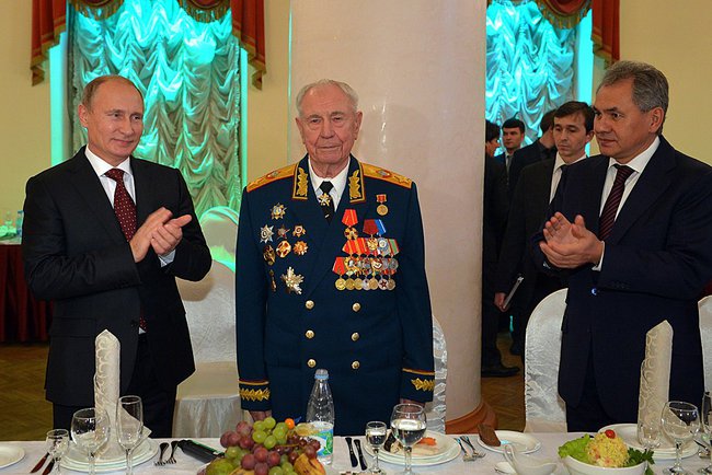 Файл:Владимир Путин поздравляет Дмитрия Язова с 90-летием 2.jpeg