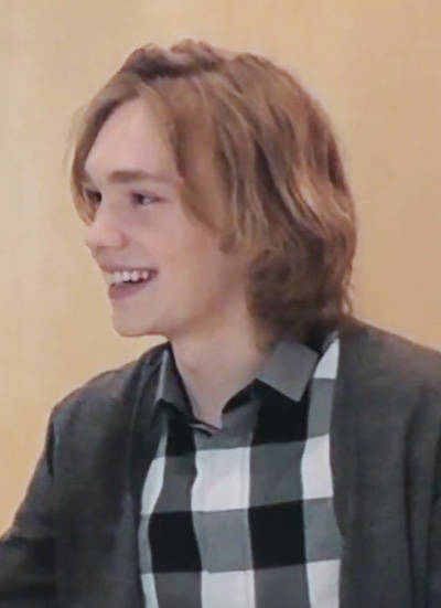 Файл:Charlie Plummer profile.png