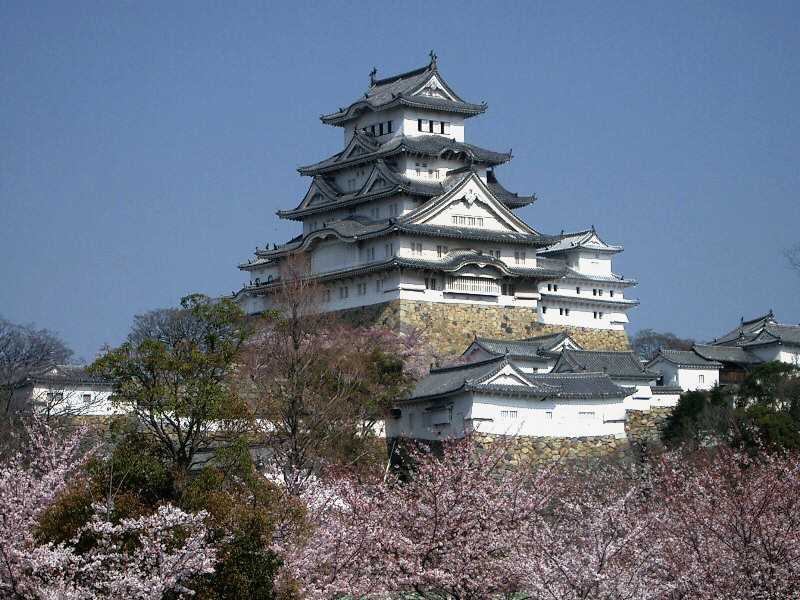 Файл:Castle Himeji sakura01 adjusted.jpg
