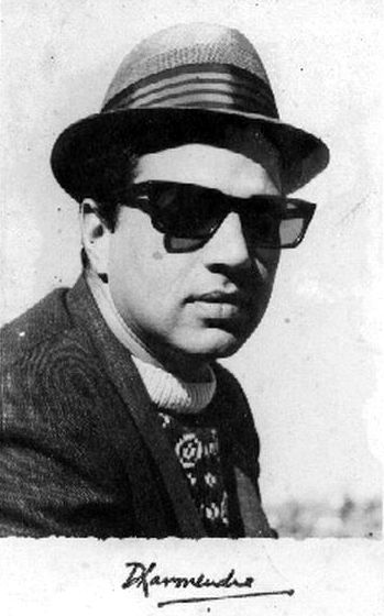 Файл:Signed photo of Indian actor Dharmendra (1).jpg