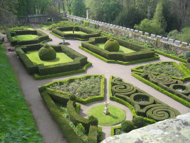 Файл:Chillingham Castle Garden.jpg