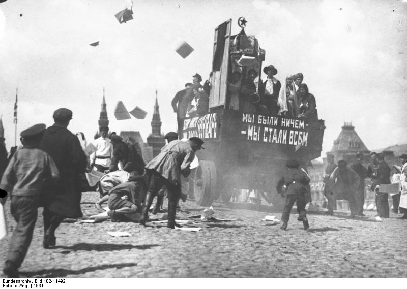 Файл:Bundesarchiv Bild 102-11492, Moskau, Roter Platz, Propaganda-Auto.jpg