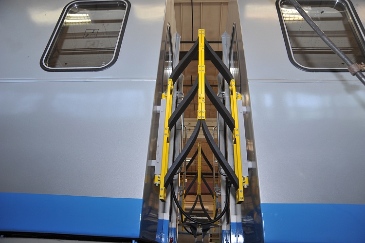 Файл:81-760 fence between coaches.jpg