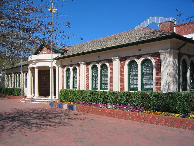 Файл:Queanbeyan City Council Chambers.jpg
