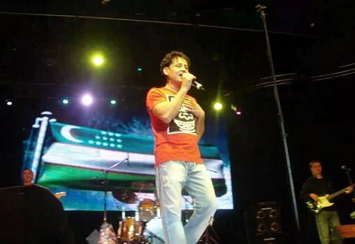 Файл:Tokhir Sodikov performing in NYC.jpg