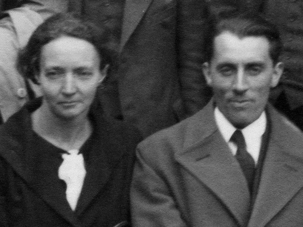 Файл:Curie Joliot 1934 London.jpg