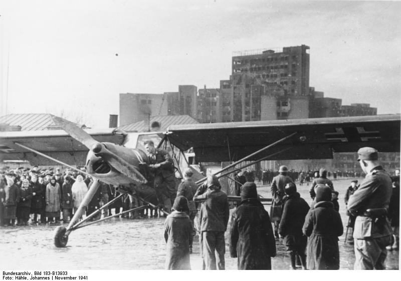 Файл:Bundesarchiv Bild 183-B13933, Charkow, Landung eines Fieseler Storch.jpg