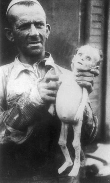 Файл:Warsaw ghetto - infant corpse.jpg