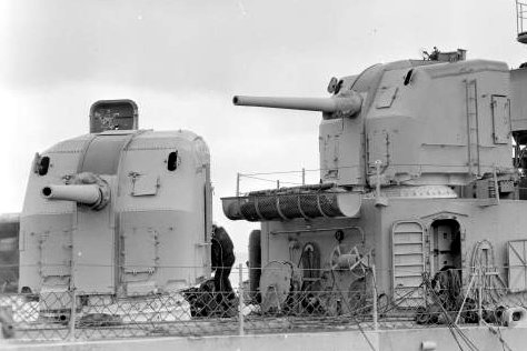Файл:Forward gun turrets of USS David W. Taylor (DD-551) at Hunters Point Naval Shipyard, California (USA), on 23 April 1945.jpg