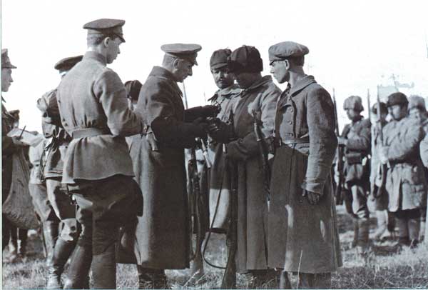 Файл:Kolchak decorating troops.jpg