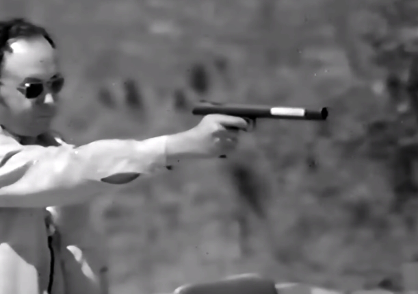 Файл:Aiming the Welrod gun.jpg