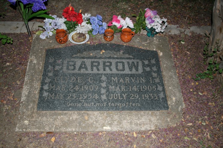 Файл:Clyde barrow grave.jpg