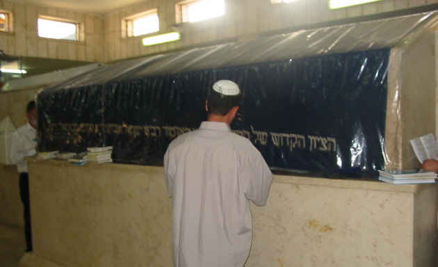 Файл:BabaSaliTomb men.jpg