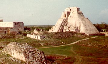 Файл:Uxmal adivino 02.jpg