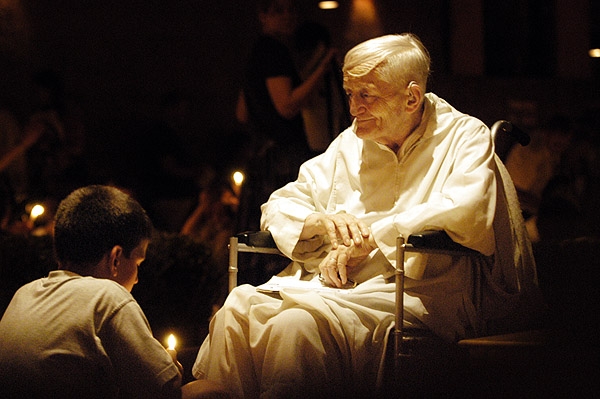Файл:Brother Roger at prayer.jpg