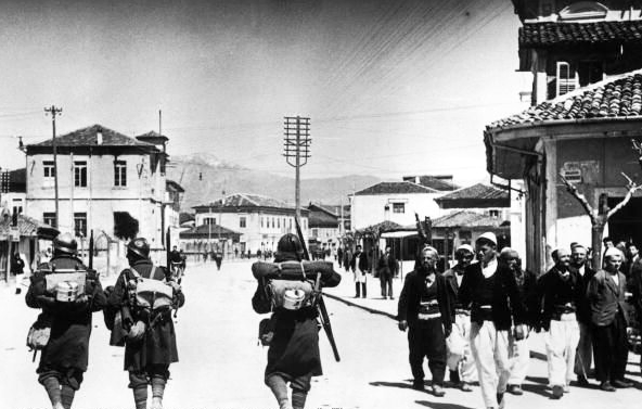 Файл:Italian soldiers passing Albanians, 7 April 1939.png