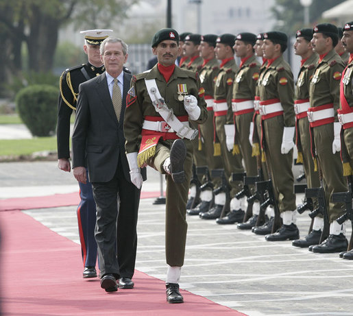 Файл:Honour Guard at Aiwan-e-Sadr.jpeg