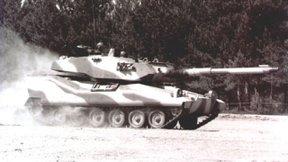Лёгкий танк VFM5 в камуфлированной окраске в ходе демонстрации ходовых качеств