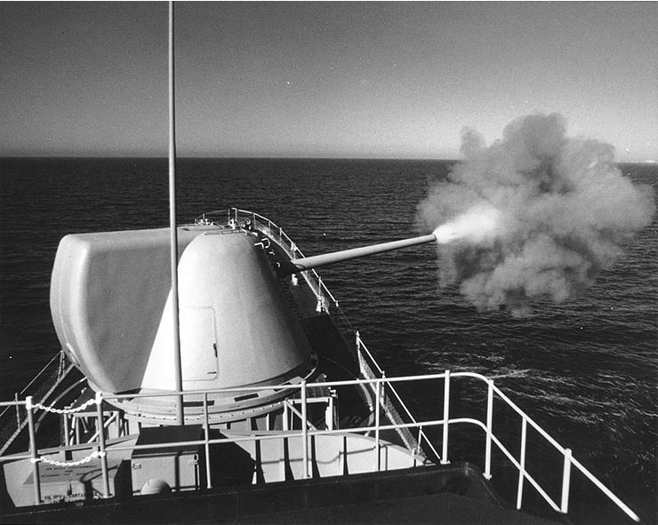 Файл:USS Hull (DD-945) testing Mk71 8 inch gun.jpg