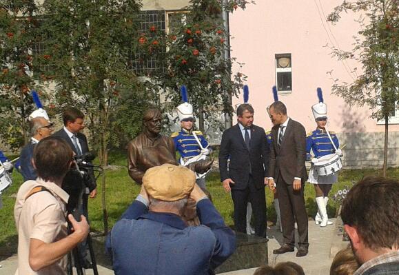 Файл:Monument in memory of shoemaker in Kimry 9.09.2014.jpg