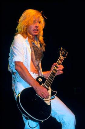 Файл:Steve Clark.jpeg