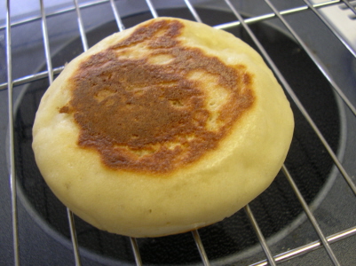Файл:Flickr jspatchwork 146937146--Making English muffins 03.jpg