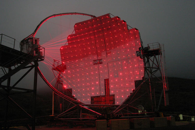 Файл:The MAGIC Telescope at night.jpg