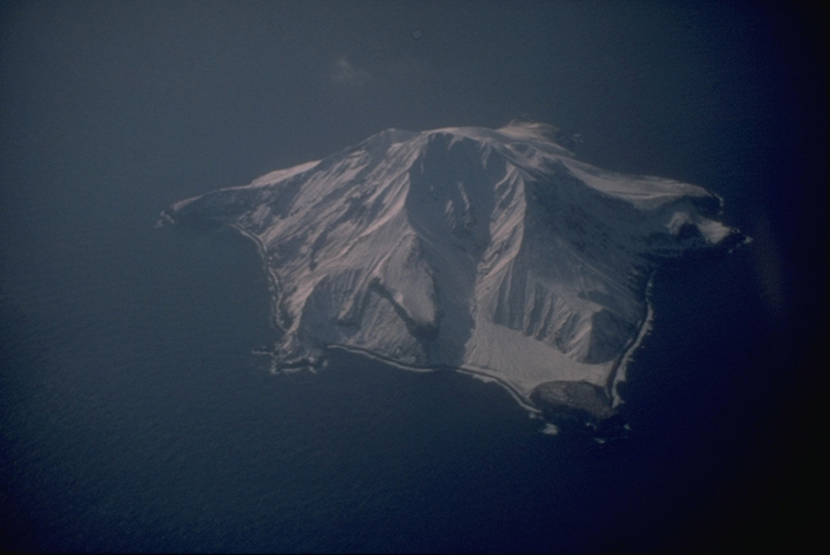 Файл:Bobrof Island and volcano.jpg