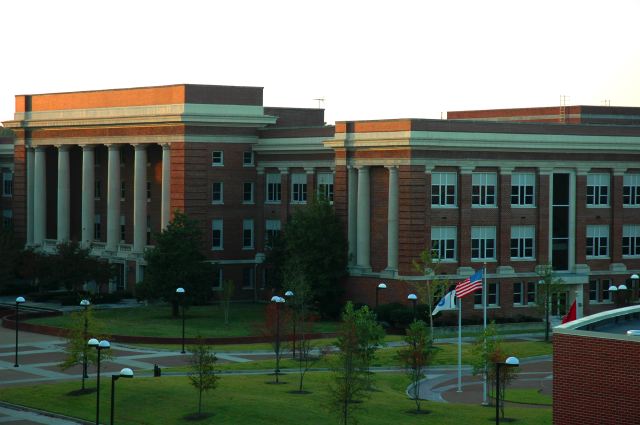 Файл:CVR College of Engineering administration building, University of Memphis.jpg