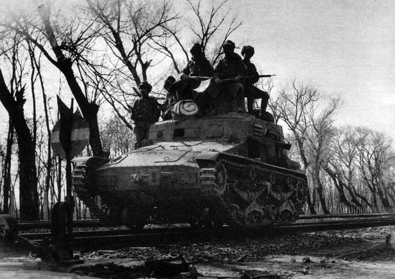 Файл:Type 95 So-Ki with crew.jpg
