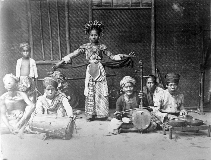 Файл:COLLECTIE TROPENMUSEUM Topeng Betawi danseres en muzikanten Java TMnr 10004639.jpg