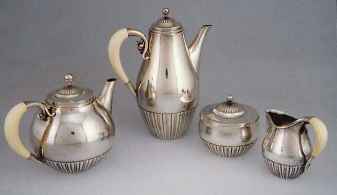 Файл:Coffee pot with Lid MET 1991.284.1ab-4.jpg
